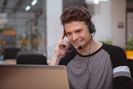 带耳机的友好客户支持接线员在呼叫中心工作