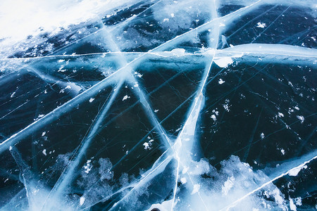精彩运动摄影照片_贝加尔湖上有裂缝的美丽纯冰。