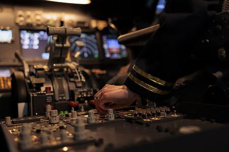 女机组人员在仪表板命令上切换控制面板按钮