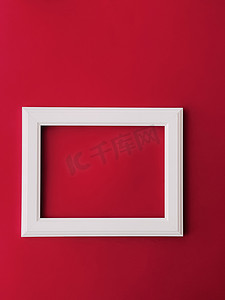 红色背景上的白色水平艺术框架作为平面设计、艺术品打印或相册