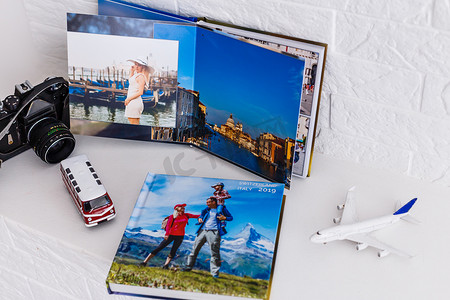 写真集，附有玩具巴士和飞机的旅行照片。