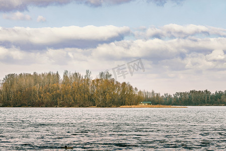 冬景色摄影照片_冬末时乌克兰基辅第聂伯河的景色