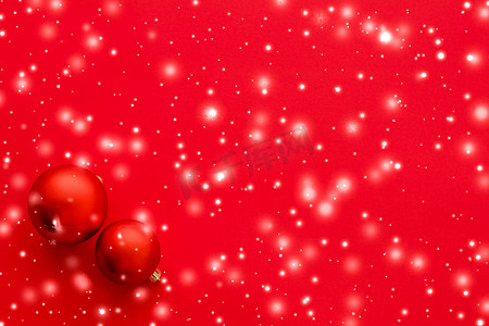 红色小雪花摄影照片_红色背景的圣诞小玩意，雪花闪闪发亮，豪华寒假卡