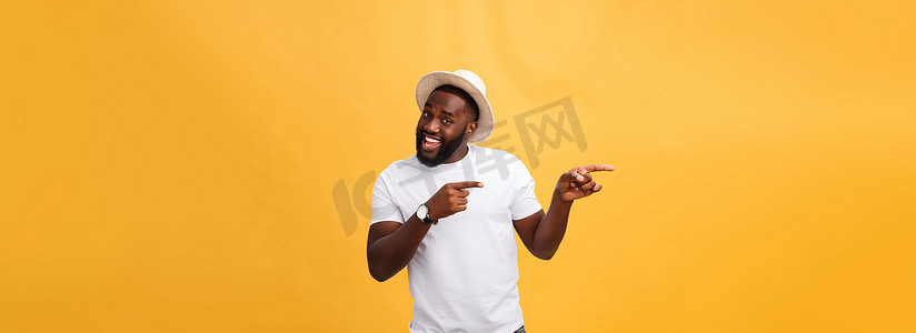有趣的年轻非洲顾客开心地笑着，用食指指着相机，就好像选择了你，并邀请你参加大甩卖。