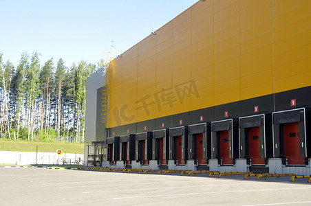 大型配送仓库，设有装载货物的大门。