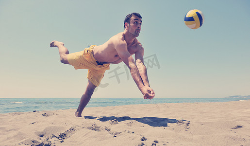 水排球摄影照片_男子沙滩排球运动员