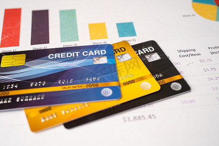 钱币卡片摄影照片_在图表和方格纸上的信用卡。