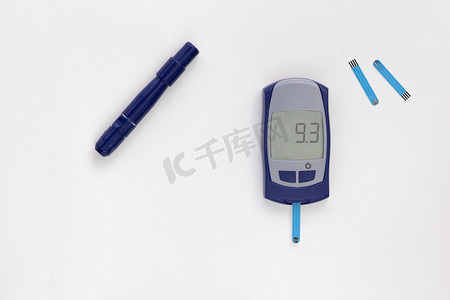 血糖指数摄影照片_显示九点三 9.3 毫摩尔每升血糖指数的血糖仪