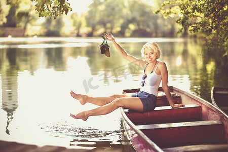 放松在老式木船上的女人。