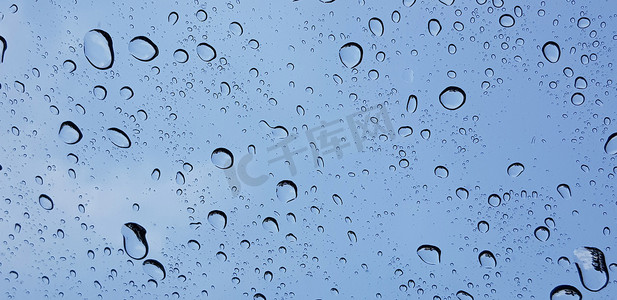 雨点背景摄影照片_水滴透过窗玻璃表面对蓝天的透视有利于多媒体内容