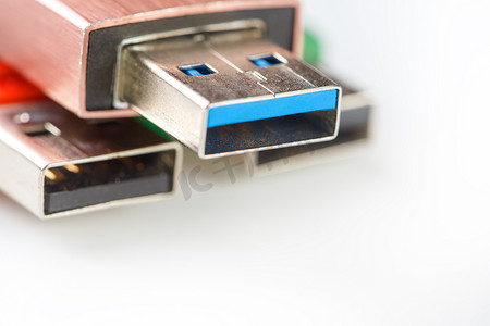 带有银蓝色连接器的黑色 USB 闪存驱动器的详细视图。