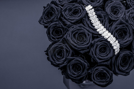 豪华钻石首饰手链和黑玫瑰花、情人节爱情礼物和珠宝品牌假日背景设计