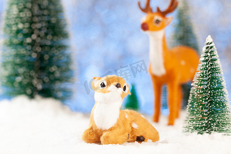 新年雪地摄影照片_新年贺卡，雪地里的两只小玩具鹿