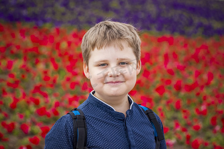 一个孩子的肖像，一个男孩在露天的摩天大楼和高层建筑的城市景观背景下。