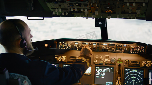 飞机飞行员驾驶飞机固定高度和经度水平