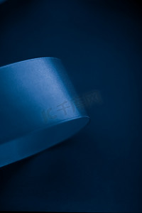 淘宝促销边框摄影照片_皇家蓝色背景上的抽象丝带、假日销售产品促销的独家奢侈品牌设计和魅力艺术邀请卡背景