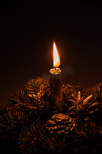 优雅的圣诞头饰，蜡烛在环境光中点燃