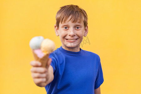 黄墙附近有冰淇淋的男孩