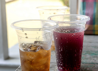 一次性塑料杯中的软饮料和冰块