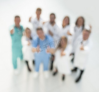 一群医生竖起大拇指的背景图片。