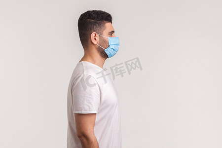 男子戴口罩预防感染、流感等呼吸道疾病、2019-nCoV 的侧视图