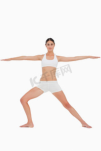 做瑜伽战士姿势的女人