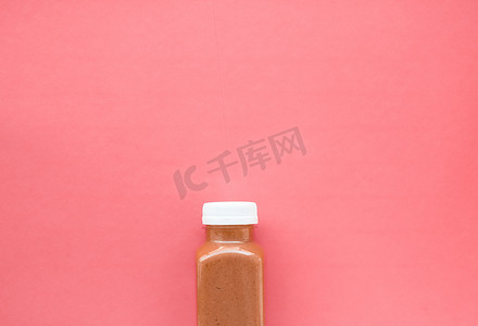 排毒超级食品巧克力冰沙瓶，用​​于减肥净化。珊瑚背景，食品和营养专家博客的平面设计