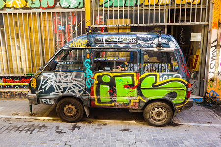 希腊，雅典，街头艺术，带标签的小货车
