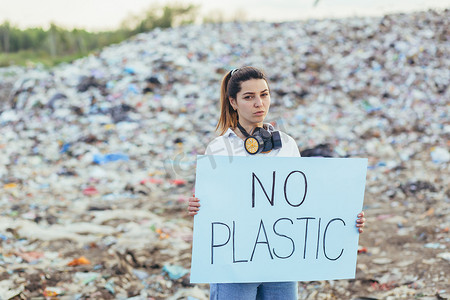 垃圾填埋场志愿者拿着海报拯救地球的妇女