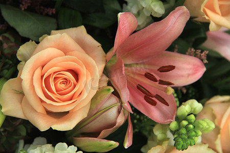 粉红色的插花：婚礼上各种深浅不一的粉红色花朵
