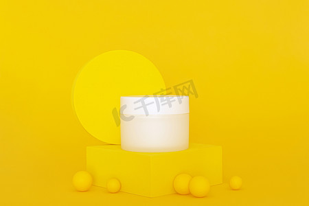 白色无品牌化妆品奶油罐站在黄色讲台上，上面有黄色的球。