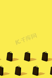 黄色背景上黑色购物袋销售的图案，具有复制空间垂直格式