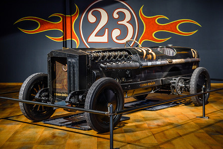 红色城市车摄影照片_德国辛斯海姆 — 2022 年 5 月：1907 年黑色布鲁图斯实验车