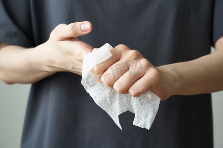 妇女在公共场所后洗手湿巾，预防新型冠状病毒 2019-nCoV