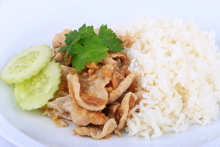 炒肉片摄影照片_泰国人最喜欢的菜，大蒜炒猪肉片，米饭和黄瓜