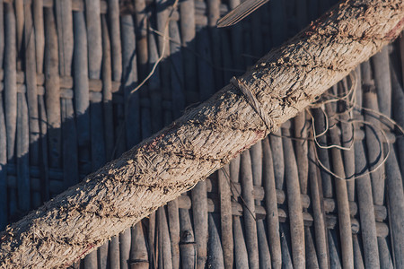 旧编织竹地毯，粗糙的纺织宽绳，碎片横幅框架边框。