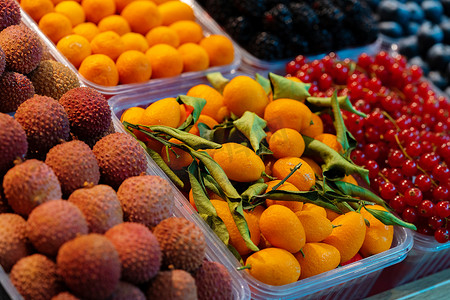水果商店摄影照片_市场上展示着色彩缤纷的浆果
