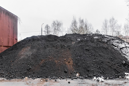 工业场地户外、煤炭工业露天的大堆深色或黑色煤渣