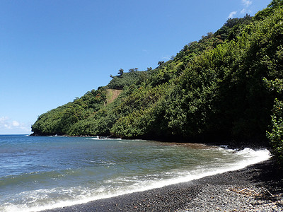 海浪拍打着霍诺马努公园的黑沙滩