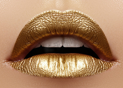 与女性丰满的嘴唇与金色化妆的美丽特写。