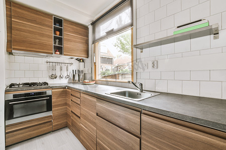 现代公寓的角落厨房家具