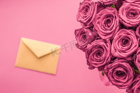 节日情书和鲜花递送、豪华玫瑰花束和腮红粉红色背景的卡片，适合浪漫的节日设计