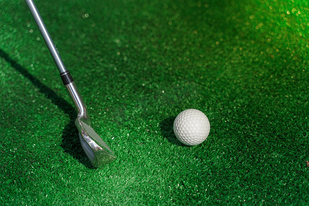特写高尔夫运动比赛与 niblick 和白球在绿草上。