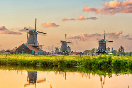 荷兰摄影照片_风车在桑斯安斯风车村，荷兰传统村庄