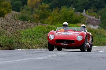 玛莎拉蒂 150 S 1955 年在一辆旧赛车上参加 2020 年意大利著名历史赛事 Mille Miglia 拉力赛（1927-1957 年）