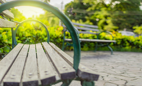 公园里长凳的特写，公园里的木凳，背景不聚焦的木凳