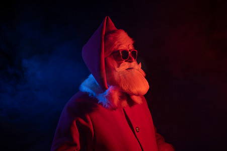 霓虹灯下戴着太阳镜的圣诞老人肖像。