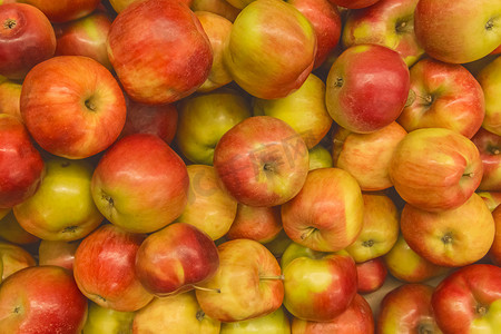 超市水果柜台摄影照片_超市柜台背景中的红熟苹果新鲜水果健康食品