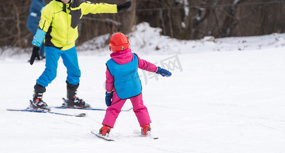 冬季儿童摄影照片_儿童滑雪大师班，配有儿童冬季运动学校教练。