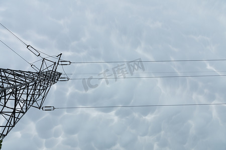 风云大典摄影照片_用于以暴风云为背景的不拘一格电力架空传输的杆。